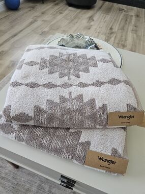 Wrangler Geometric Bath Towels in Beige and Taupe